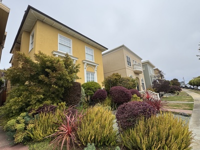 Shore View Avenue in Lincoln Manor